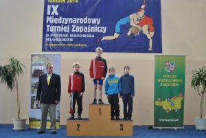 IX Międzynarodowy Turniej Zapaśniczy o Puchar Mazowsza Młodzików - Teresin 2014 - Fabian Niedźwiedzki na najwyższym stopniu podium