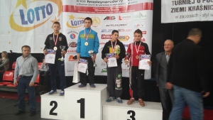 Puchar Polski Juniorów i Kadetów w zapasach w stylu wolnym - Kraśnik 2014 - Adrian Wagner na trzecim stopniu podium