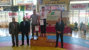 Międzynarodowe Mistrzostwa Polski Juniorów i Kadetów - Brzeźnica 2015 - Trener Artur Albinowski na najwyższym stopniu podium