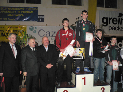 Mariusz Zdanowski na najwyższym stopniu podium kategorii wagowej do 85 kg.