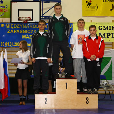 Dawid Wasilewski na najwyższym stopniu podium kategorii wagowej do 85 kg.