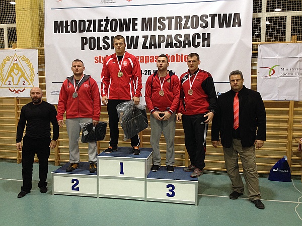 Młodzieżowe Mistrzostwa Polski w zapasach w stylu wolnym - Osielsko 2014 - Mariusz Zdanowski na trzecim stopniu podium