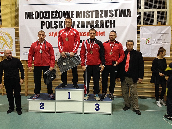 Młodzieżowe Mistrzostwa Polski w zapasach w stylu wolnym - Osielsko 2014 - Dawid Mechecki na trzecim stopniu podium
