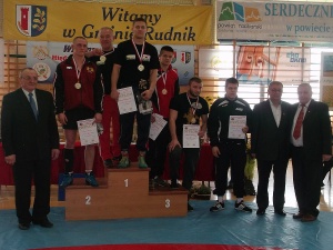 Międzynardowe Mistrzostwa Polski Juniorów i Kadetów - Brzeźnica 2014 - Michał Szymański na trzecim stopniu podium