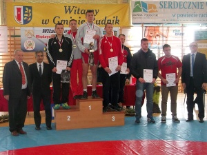 Międzynardowe Mistrzostwa Polski Juniorów i Kadetów - Brzeźnica 2014 - Kamil Pałyska na trzecim stopniu podium