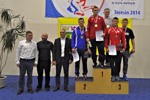 Mistrzostwa Polski Juniorów w zapasach w stylu wolnym - Michał Szymański na trzecim stopniu podium