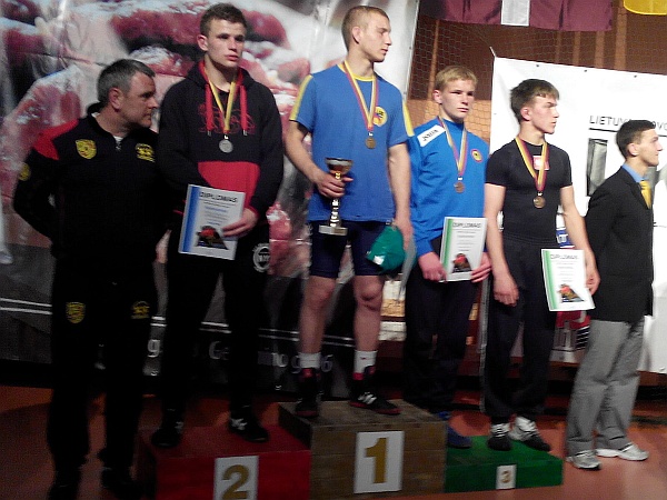 Międzynarodowy Turniej - Vilkaviskis 2014 - Konrad Króliczak na trzecim stopniu podium kategorii wagowej do 69 kg.