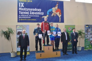 IX Międzynarodowy Turniej Zapaśniczy o Puchar Mazowsza Młodzików - Teresin 2014 - Kamil Rutkowski na najwyższym stopniu podium