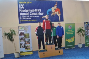 IX Międzynarodowy Turniej Zapaśniczy o Puchar Mazowsza Młodzików - Teresin 2014 - Bartosz Staniaszek na najwyższym stopniu podium