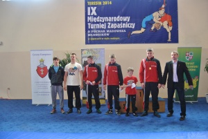 IX Międzynarodowy Turniej Zapaśniczy o Puchar Mazowsza Młodzików - Teresin 2014 - medaliści z prezesem Ryszardem Niedźwiedzkim