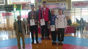 Międzynarodowe Mistrzostwa Polski Juniorów i Kadetów - Brzeźnica 2015 - Michał Szymański na najwyższym stopniu podium