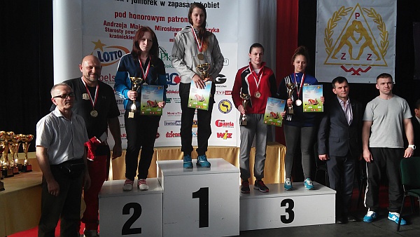 Międzynarodowe Mistrzostwa Polski Juniorek w zapasach kobiet - Kraśnik 2015 - Marta Mechocka na trzecim stopniu podium