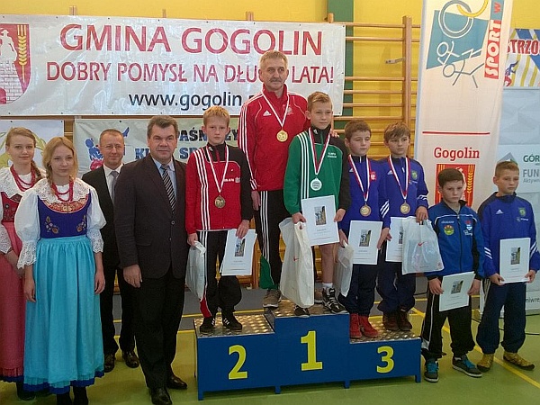 Mistrzostwa Polski Młodzików - Gągolin 2015 - Fabian Niedźwiedzki na drugim stopniu podium kategorii wagowej do 35 kilogramów
