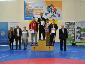 X Międzynarodowy Turniej Zapaśniczy o Puchar Mazowsza Młodzików - Teresin 2015 - Bartosz Staniaszek na drugim stopniu podium