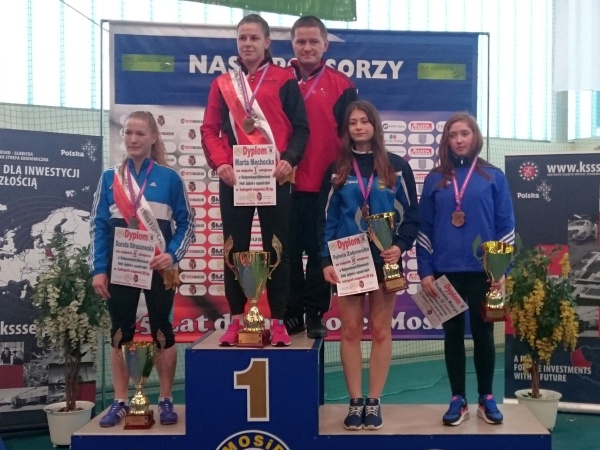 Międzynarodowe Mistrzostwa Polski Juniorek - Kostrzyn 2016 - Marta Mechocka i trener Artur Albinowski na najwyższym stopniu podium.